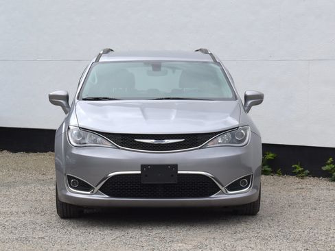 Used 2018 Chrysler Pacifica Touring-L FWD image 36