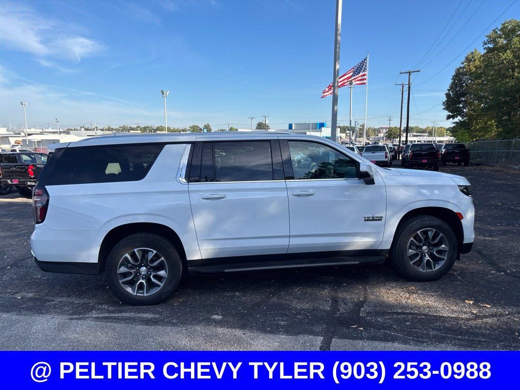 Used 2024 Chevrolet Suburban LT w/ Luxury Package RWD image 8