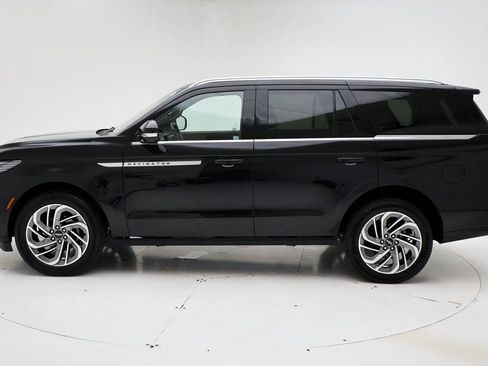 Used 2025 Lincoln Navigator Reserve AWD/4WD image 6