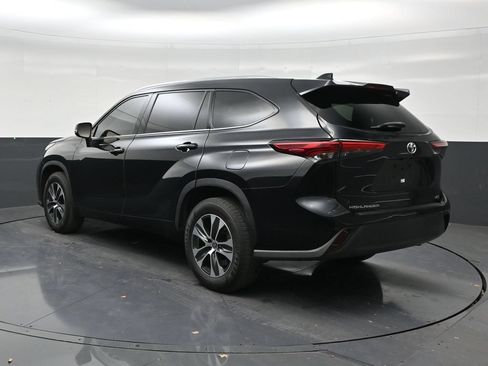 Used 2021 Toyota Highlander XLE FWD image 3