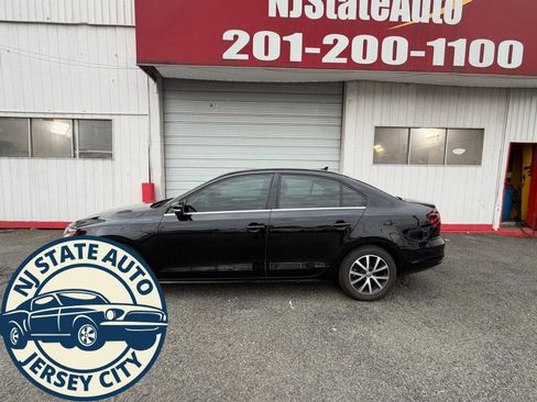 Used 2017 Volkswagen Jetta SE FWD image 2