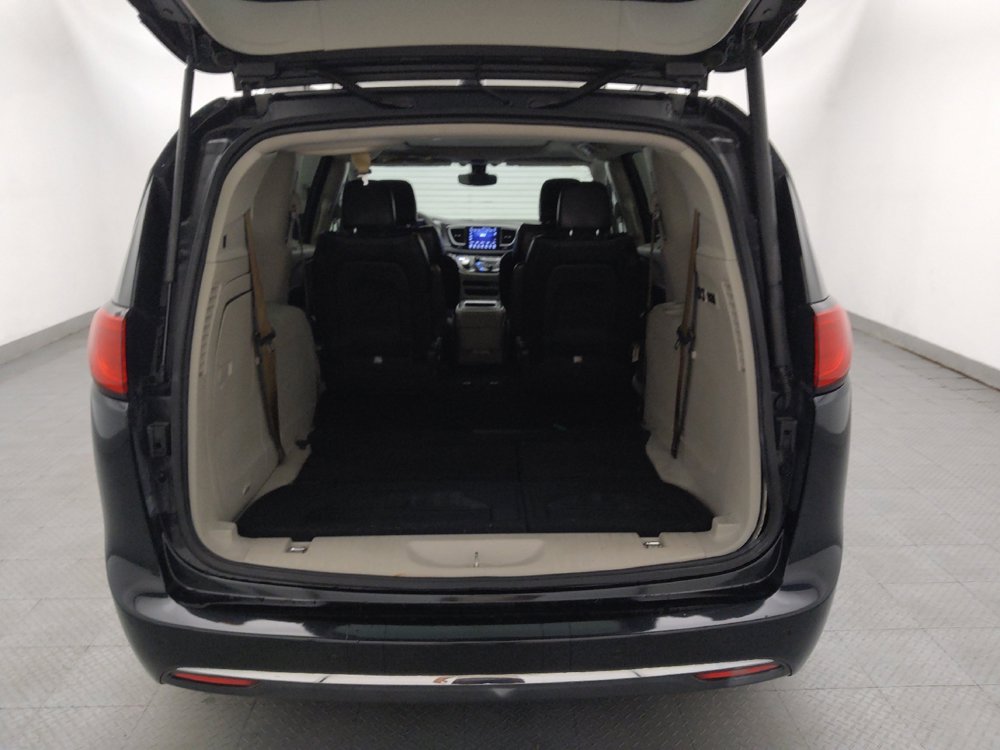 Used 2017 Chrysler Pacifica Limited FWD image 29