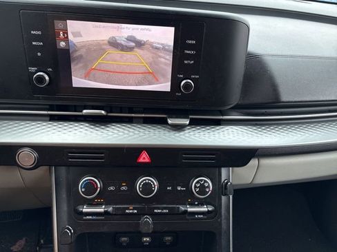 Certified 2023 Kia Carnival LX image 13