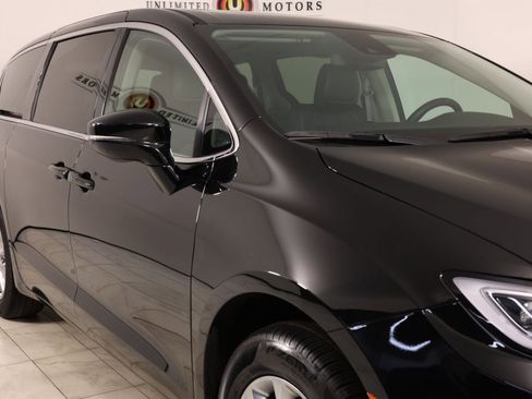 Used 2024 Chrysler Pacifica Touring-L AWD/4WD image 38