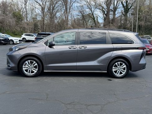 Used 2024 Toyota Sienna XLE image 3