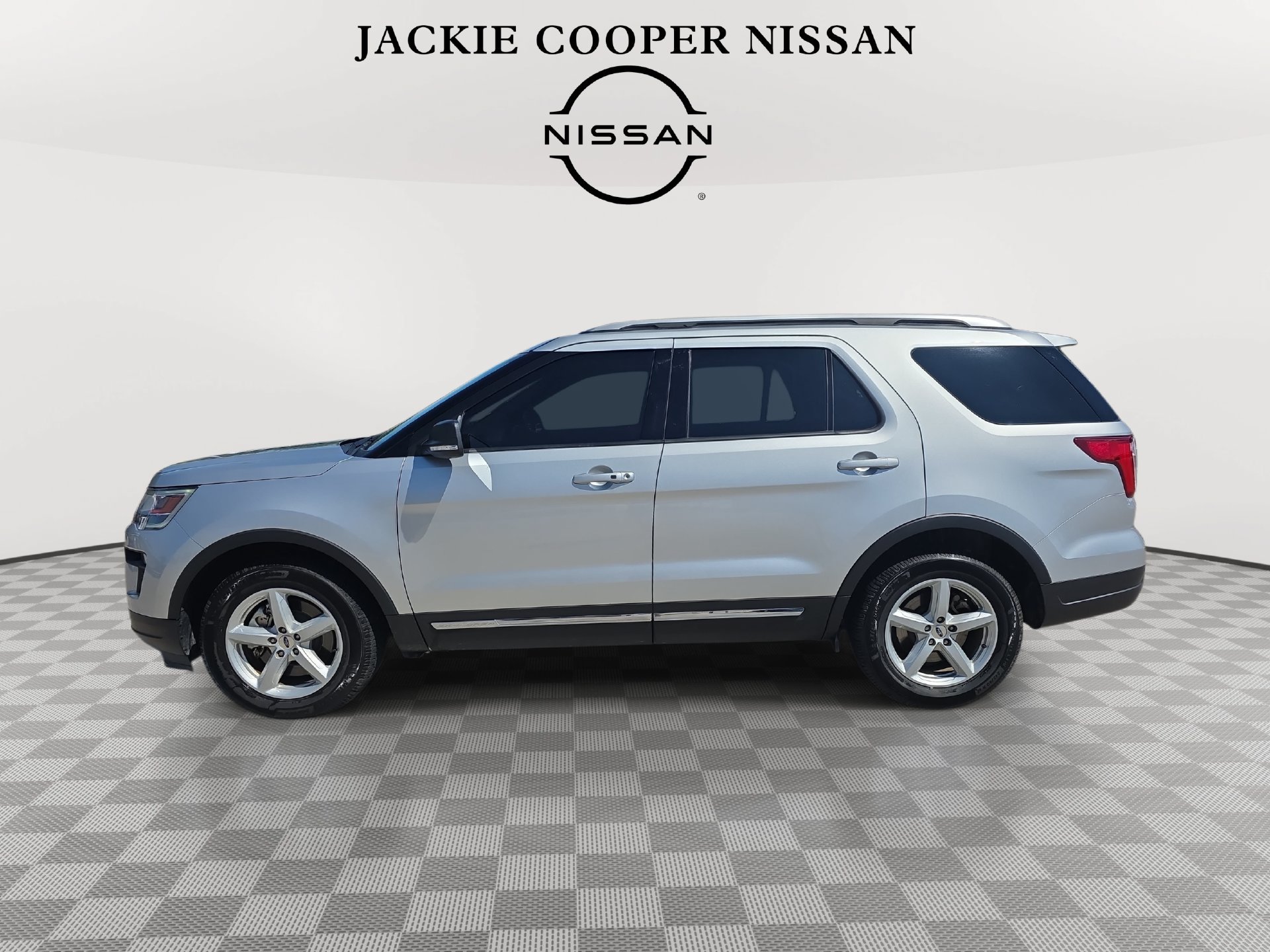 Used 2019 Ford Explorer XLT w/ Equipment Group 202A FWD image 8