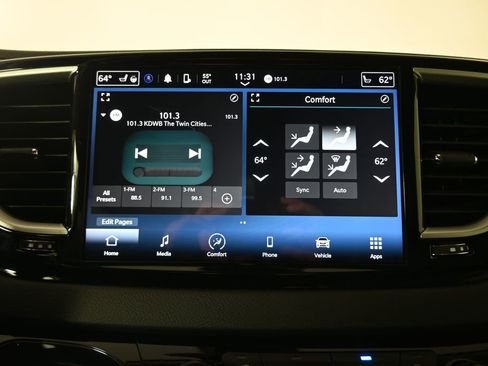 Used 2024 Chrysler Pacifica Touring-L FWD image 28
