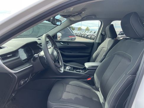 Used 2023 Jeep Grand Cherokee Laredo image 26