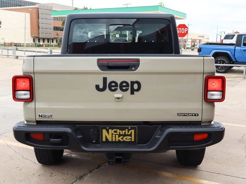 Used 2020 Jeep Gladiator Sport image 13