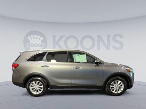 Used 2017 Kia Sorento LX w/ LX Convenience Package image 12