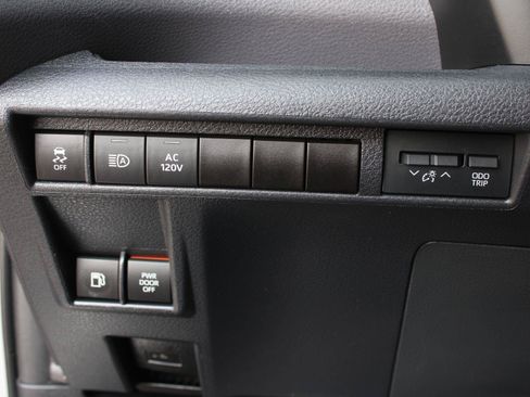 Used 2022 Toyota Sienna XSE w/ XSE Plus Package AWD/4WD image 10
