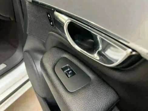 Used 2017 Volvo XC90 T5 Momentum w/ Vision Package image 26