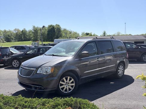 Used 2016 Chrysler Town & Country Touring w/ Driver Convenience Group FWD image 2