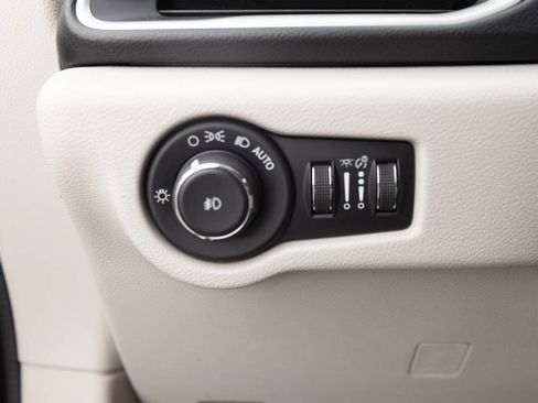 Used 2018 Chrysler Pacifica Touring-L w/ Premium Audio Group FWD image 35
