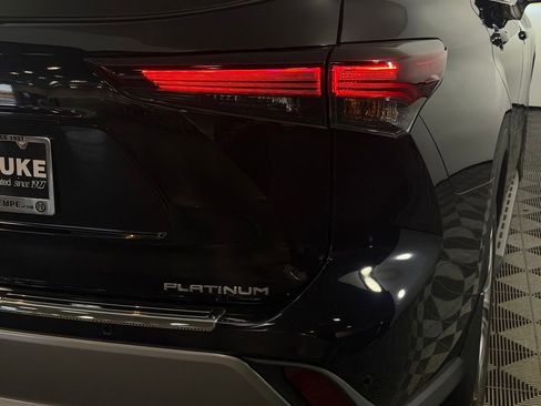 Used 2024 Toyota Highlander Platinum FWD image 11