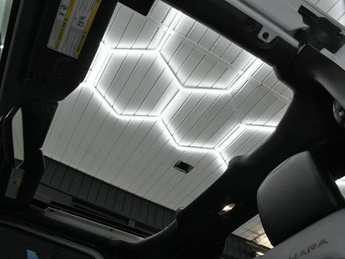 Used 2018 Jeep Wrangler Unlimited Sahara image 20