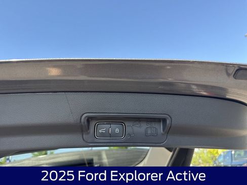 Used 2025 Ford Explorer Active AWD/4WD image 18