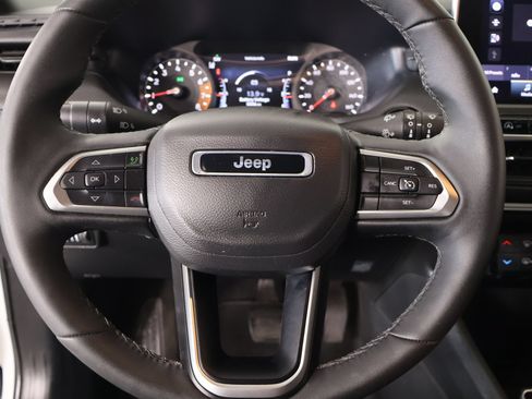 Used 2026 Jeep Compass Latitude AWD/4WD image 3