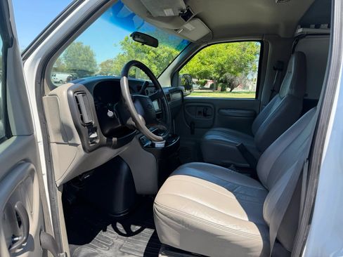Used 2001 Chevrolet Express 3500 RWD image 3