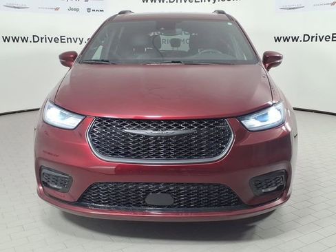 Used 2022 Chrysler Pacifica Touring-L w/ S Appearance Package image 2