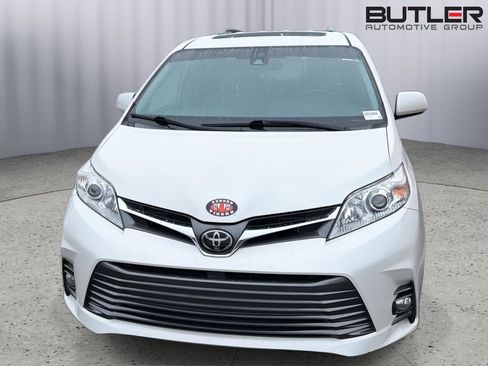 Used 2019 Toyota Sienna XLE w/ XLE Navigation Package FWD image 4