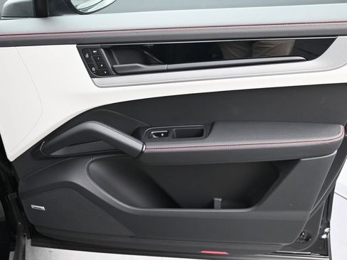 New 2026 Porsche Cayenne image 15