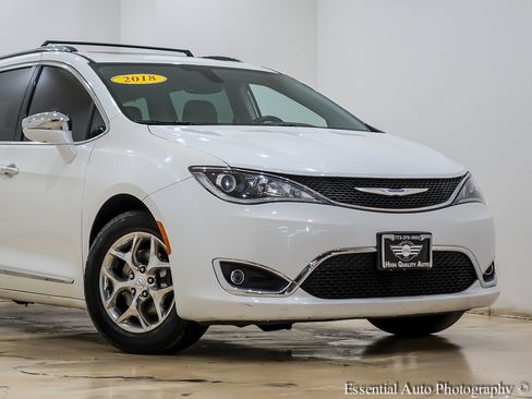 Used 2018 Chrysler Pacifica Limited image 2