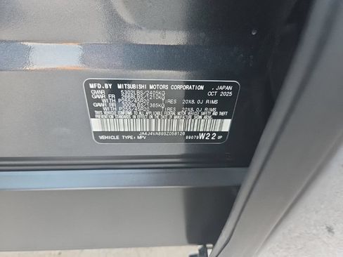Used 2025 Mitsubishi Outlander AWD image 3