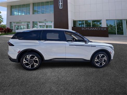 Used 2024 Lincoln Nautilus Premier image 8