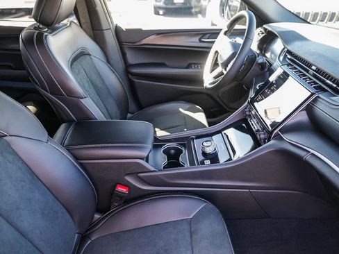 New 2025 Jeep Grand Cherokee L Altitude image 17