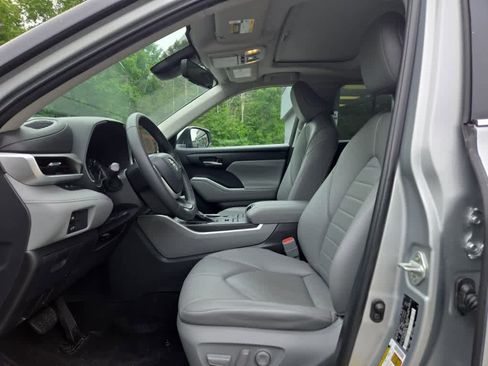 Used 2022 Toyota Highlander XLE AWD/4WD image 17