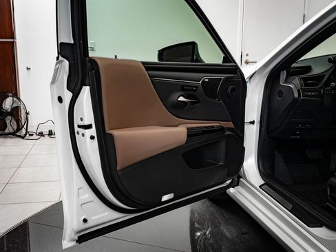 Certified 2025 Lexus ES 300h Ultra Luxury w/ Accessory Package (Z1) image 27