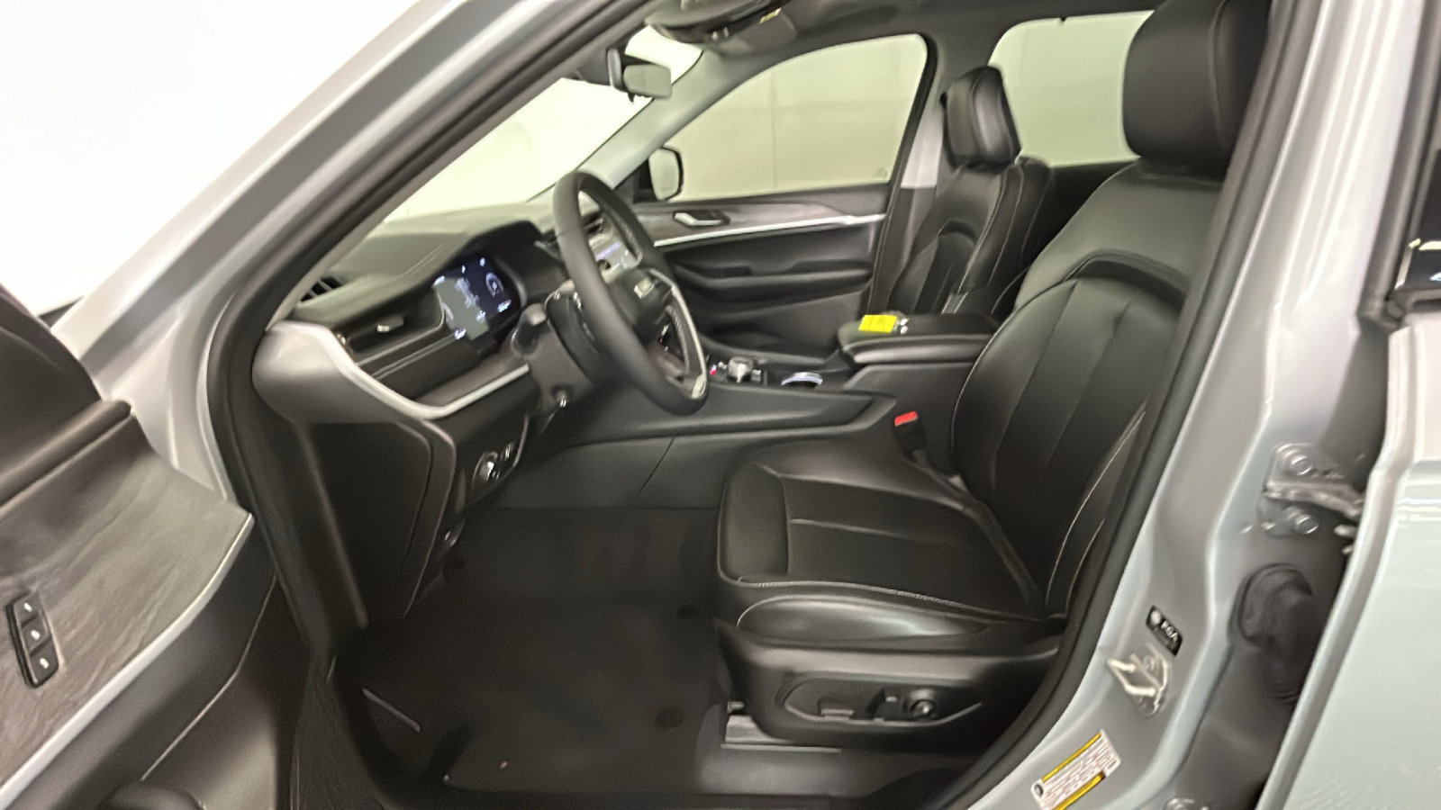 Used 2023 Jeep Grand Cherokee Limited w/ Luxury Tech Group II RWD image 14