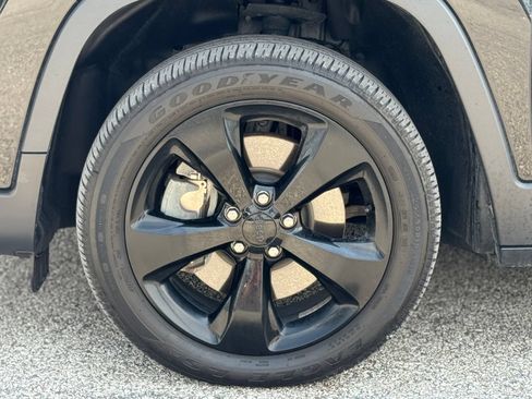 Used 2020 Jeep Cherokee Latitude Plus AWD/4WD image 34