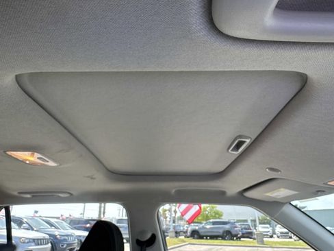 Used 2025 Hyundai Venue SEL FWD image 11