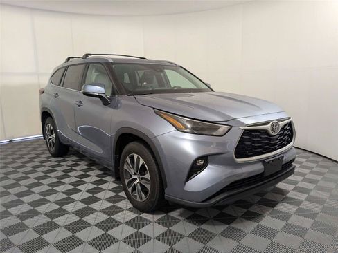 Used 2023 Toyota Highlander XLE AWD/4WD image 3
