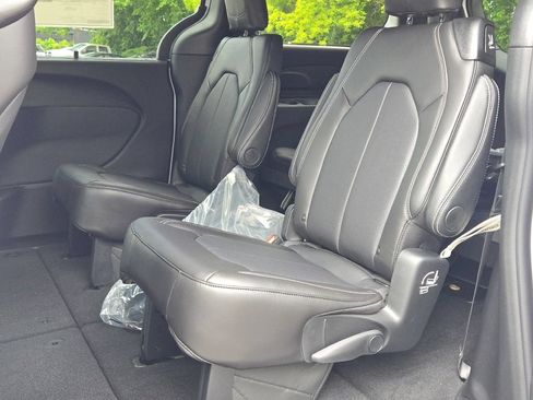 New 2027 Chrysler Pacifica LX FWD image 17