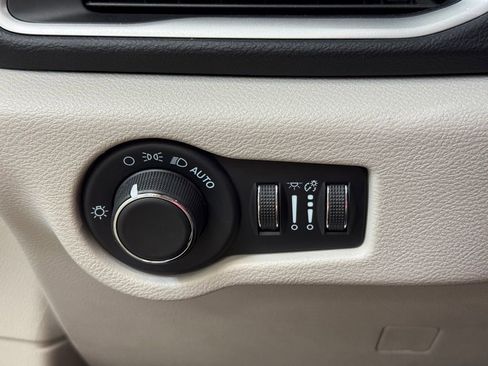 Used 2023 Chrysler Voyager LX FWD image 27