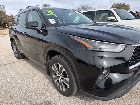 Used 2023 Toyota Highlander XLE image 3