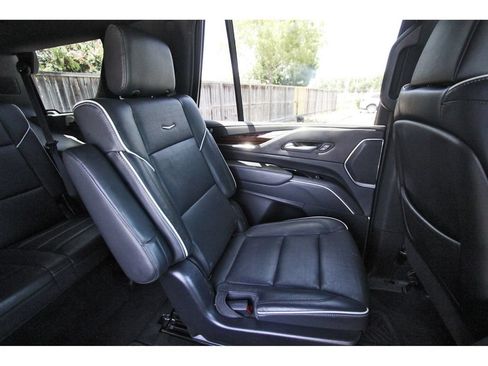 Used 2023 Cadillac Escalade Premium Luxury AWD/4WD image 13
