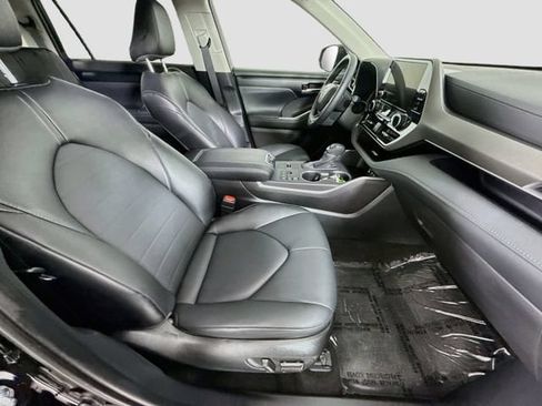 Certified 2025 Toyota Highlander XLE FWD image 31