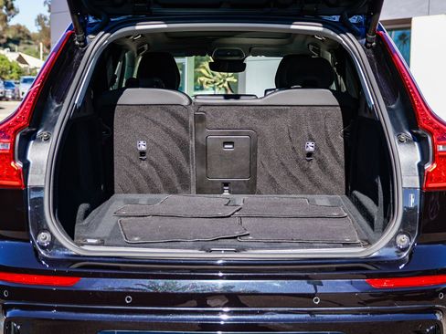 Used 2025 Volvo XC60 B5 Plus image 29