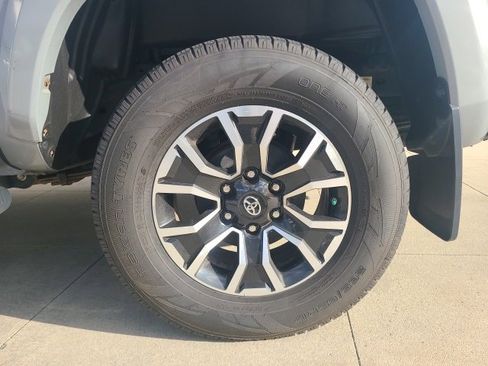 Used 2020 Toyota Tacoma TRD Sport image 11