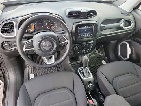 Used 2018 Jeep Renegade Latitude w/ Cold Weather Group FWD image 9
