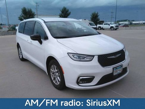 Used 2024 Chrysler Pacifica Touring-L FWD image 7