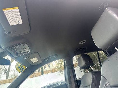 Used 2023 Chevrolet Traverse LT image 28