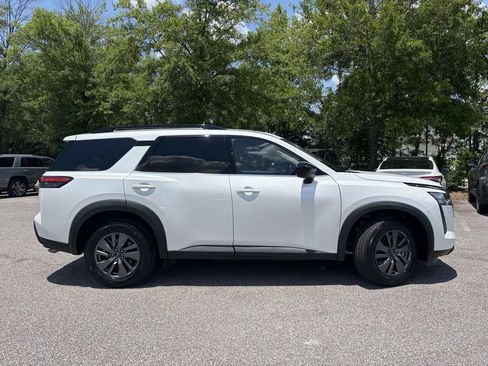 Used 2026 Nissan Pathfinder SV FWD image 2