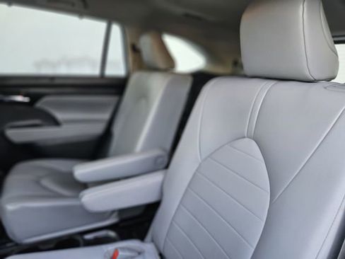 Used 2022 Toyota Highlander XLE image 29