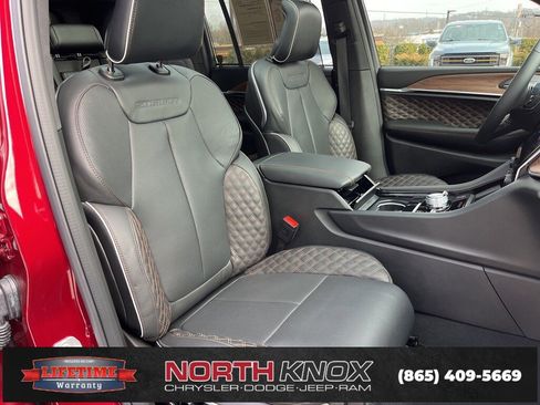 Used 2025 Jeep Grand Cherokee Summit w/ Obsidian Package image 30