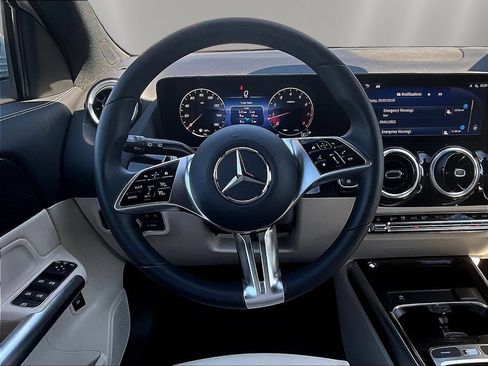 Used 2025 Mercedes-Benz GLA 250 4MATIC image 8